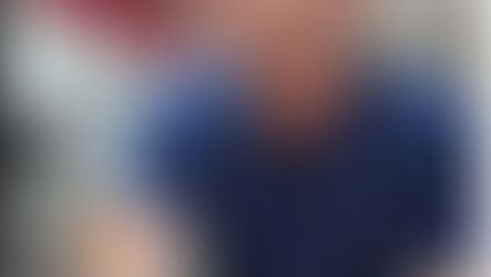 ד"ר אבישי גרינגרד בדיקור חתולה במרפאה