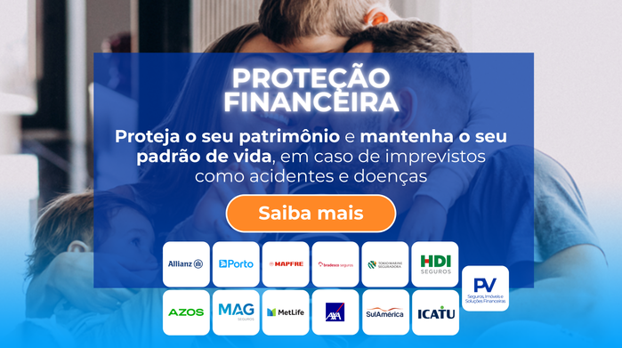 Imagem de fundo é uma família composta por uma mãe, um pai, um filho maior e uma filha de colo. Estão em sua casa, no sofá e felizes. A frente da imagem tem anuncio com o nome do produto Proteção Financeira e um texto de propaganda. Abaixo tem um CTA nomeado como saiba mais e as seguradoras que comercializam este produto.