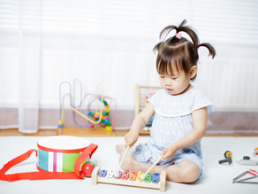 ESTIMULE O DESENVOLVIMENTO DA AUDIÇÃO E DA LINGUAGEM BRINCANDO