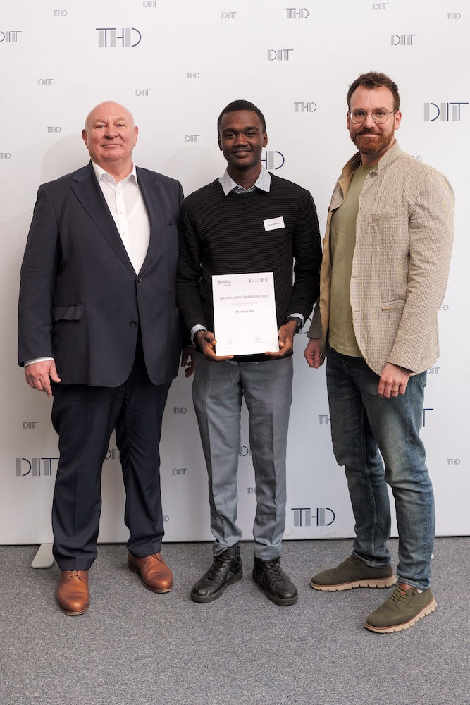 auf dem Bild : von links Direktor der Hochschule Waldemar Berg, Deutschland-Stipendiat Charles Copp aus Ghana und Markus Oswald von der Oswald-Stiftung