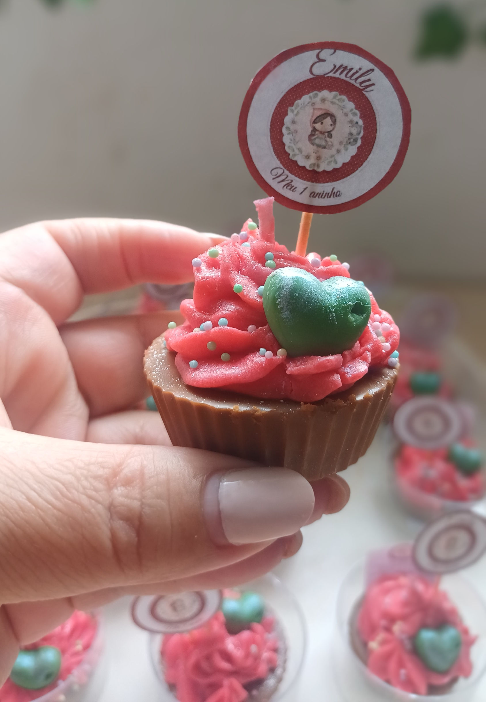 Vela cupcake