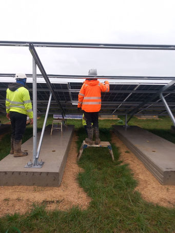 Solar farm construction contractors