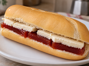 Pan con timba preparado con pan cubano, dulce de guayaba y queso blanco sobre un plato blanco.