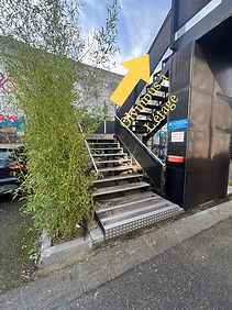 Emprunte l’escalier pour accéder au studio Olympus Performance.