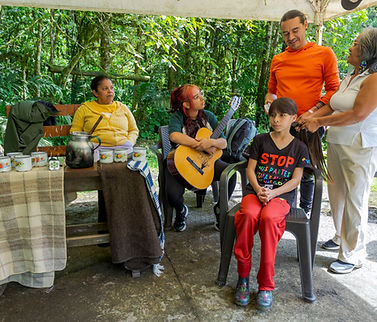 Niños y niñas participando en actividades artísticas y recreativas para la prevención de violencia sexual con la Organización