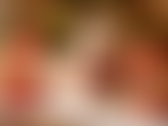 Chien détendu au pied du sapin de Noël