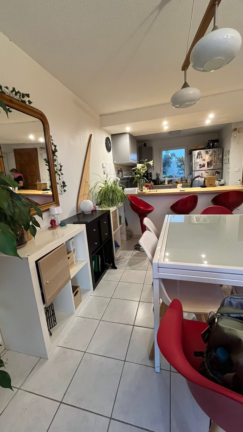 Salle à manger épurée, table dégagée, décoration simple et harmonieuse, espace convivial.