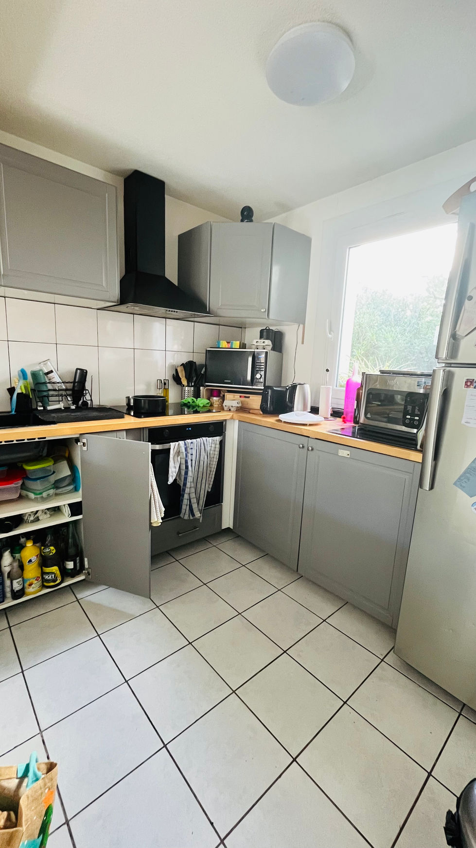 Cuisine très encombrée, nombreux objets en double sur les plans de travail, manque de place.