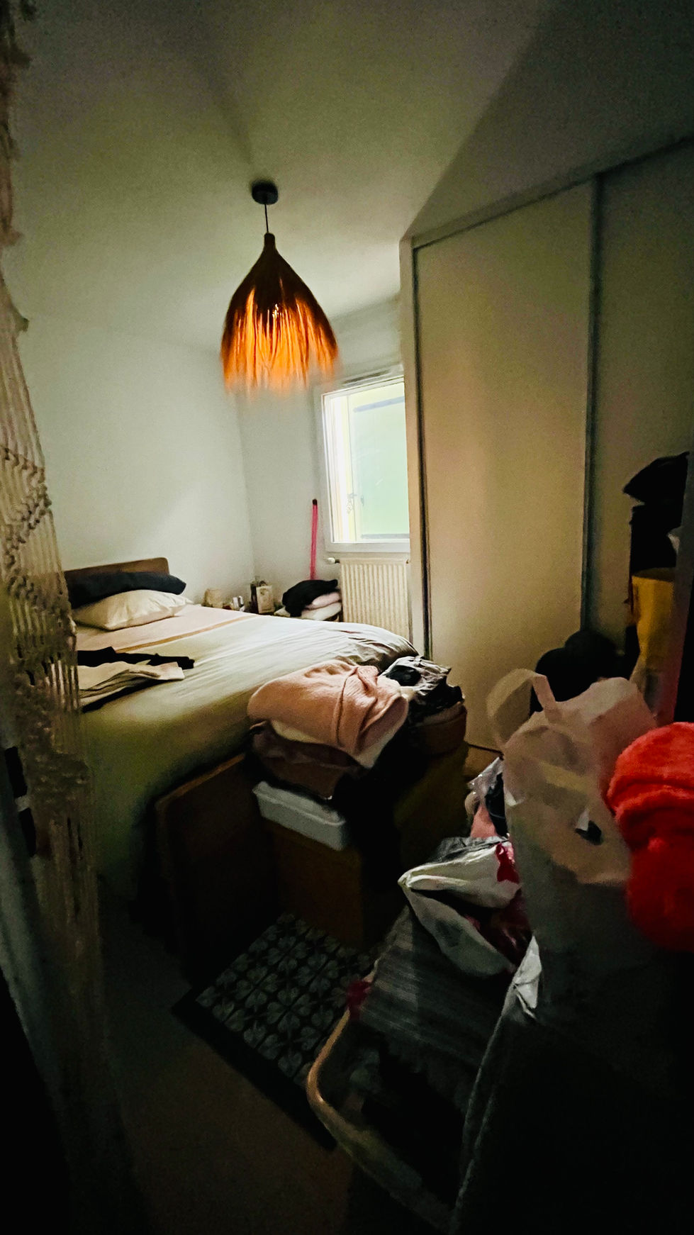 Une chambre encombrée