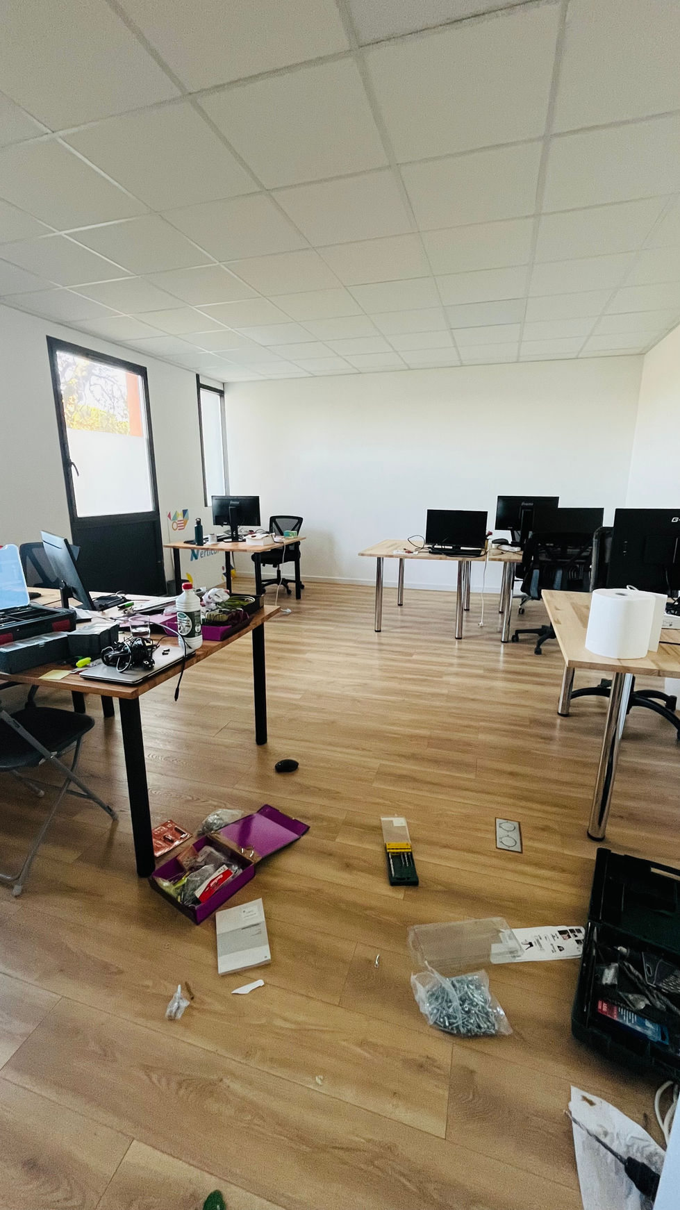Bureaux réagencés pour pouvoir accueillir plus de collaborateurs et optimiser l'espace et la circulation.
