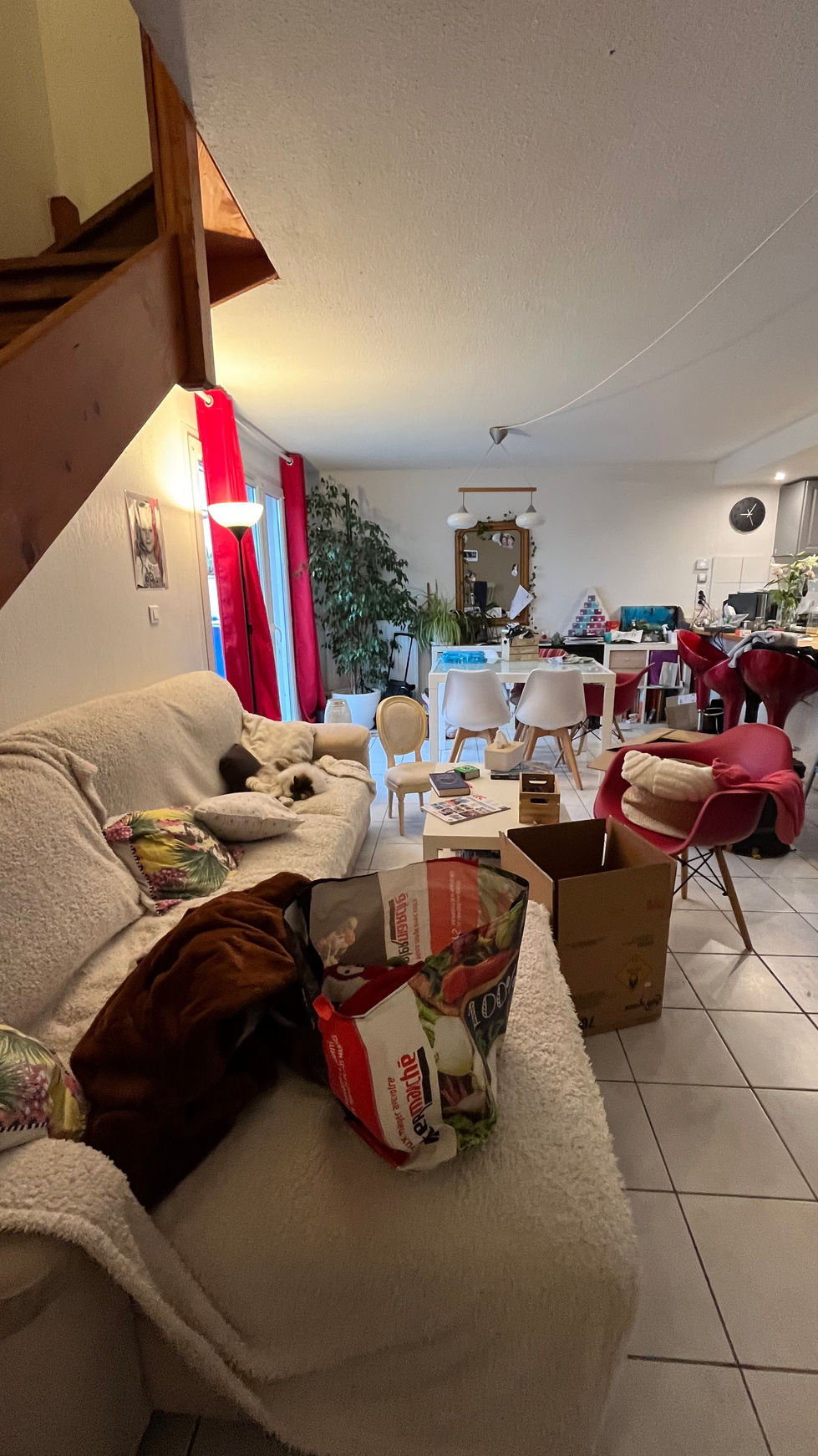 Salon familial encombré avec trop d’objets et de meubles, impression de désordre.