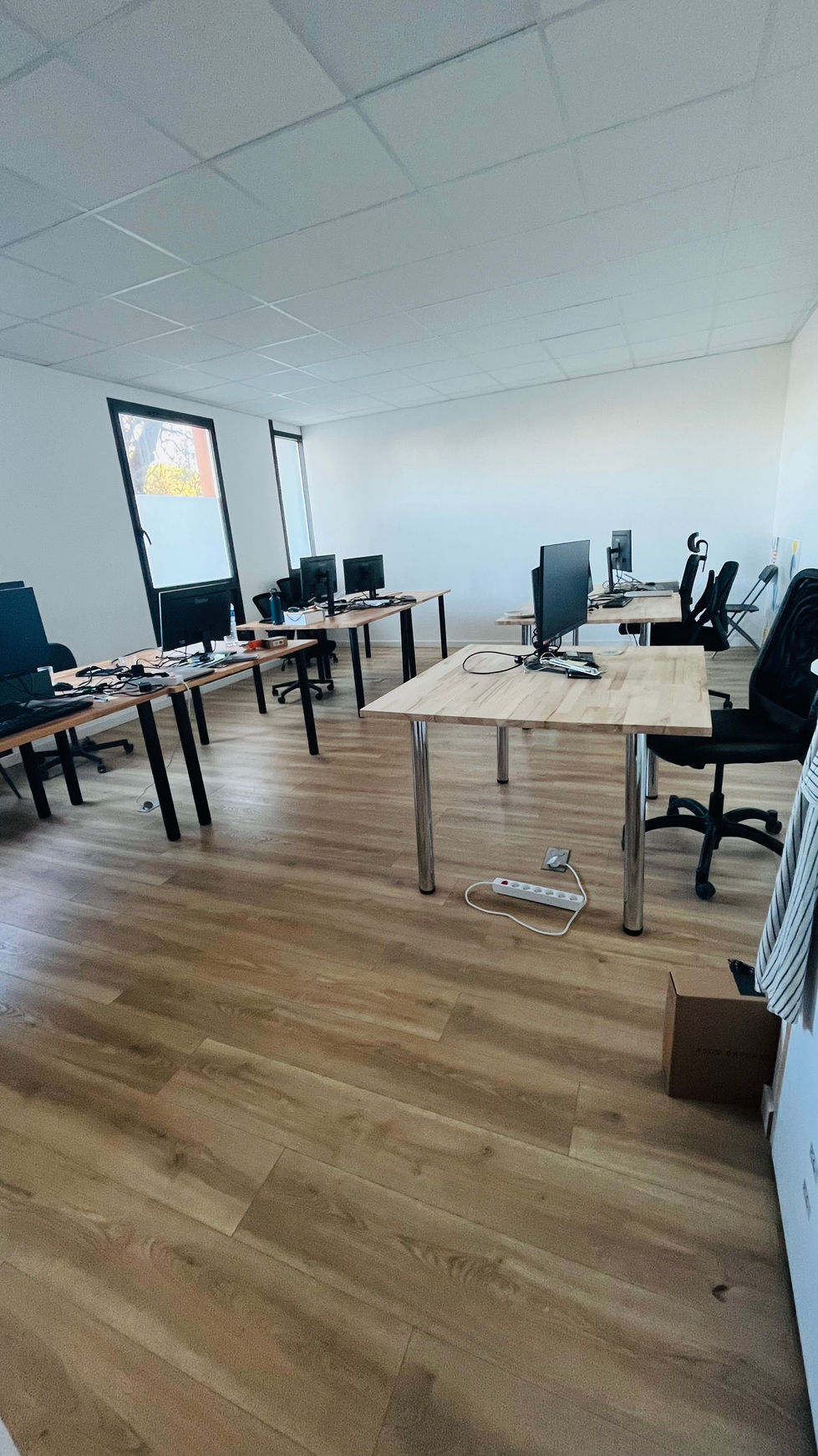 Open space désordonné, postes mal définis, équipements dispersés, générant perte de temps et surcharge mentale pour l’équipe.