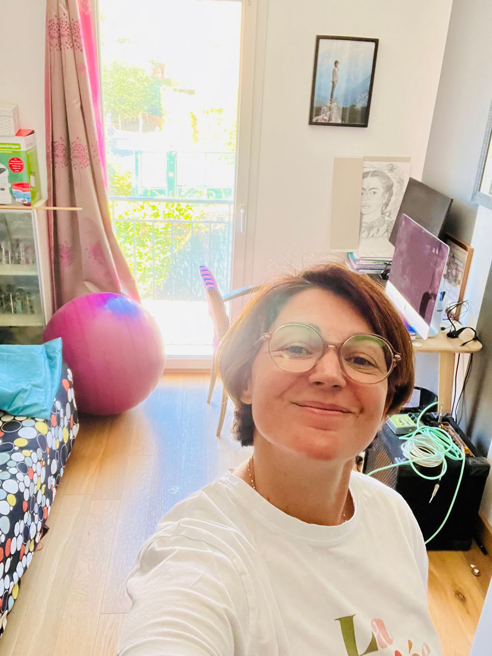 une coach en rangement heureuse