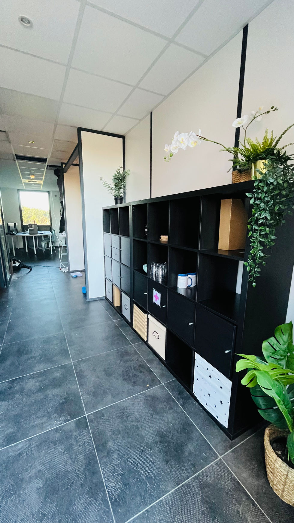 Entrée épurée, circulation fluide, mobilier repositionné pour créer un accueil clair et professionnel dès l’arrivée.