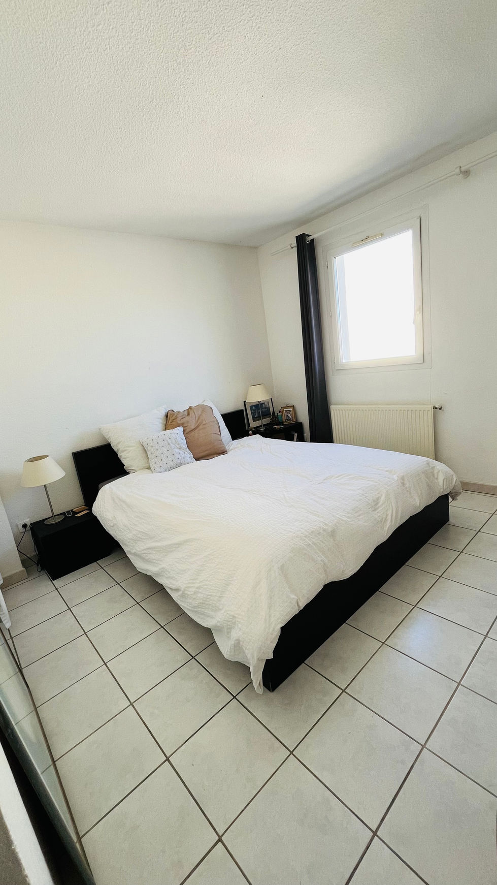 Chambre désencombrée, murs allégés, décoration douce et apaisante, espace propice au repos.