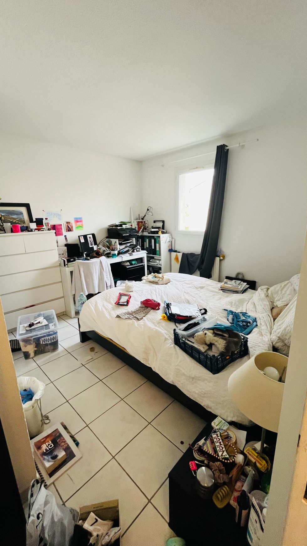 Chambre remplie de dessins d’enfants et d’objets, atmosphère chargée et peu reposante.