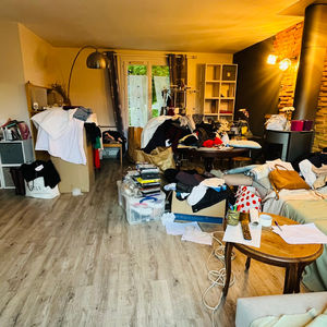 un espace encombré, de beaucoup d'objets de catégories très variées et nombreuses, qui donnent un sentiment d'étouffement et d'oppression. 