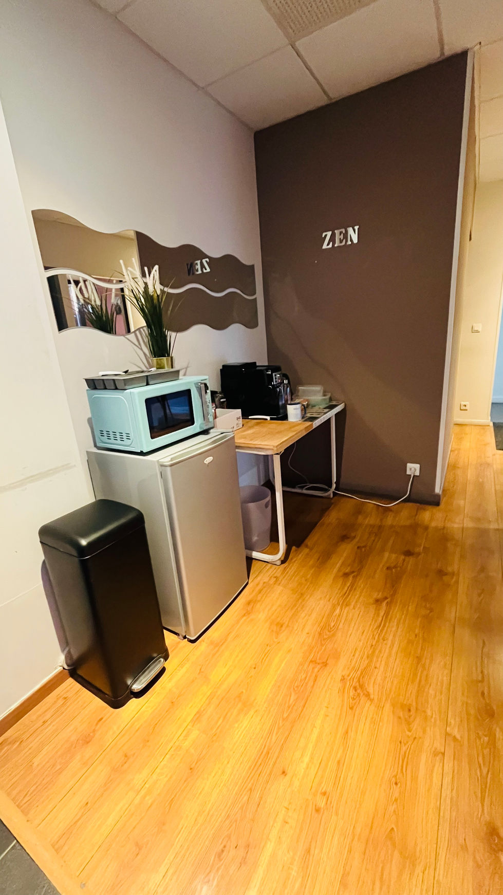 Ce recoin accueille désormais un coin café provisoire, offrant une surface plus agréable pour préparer et partager un café.