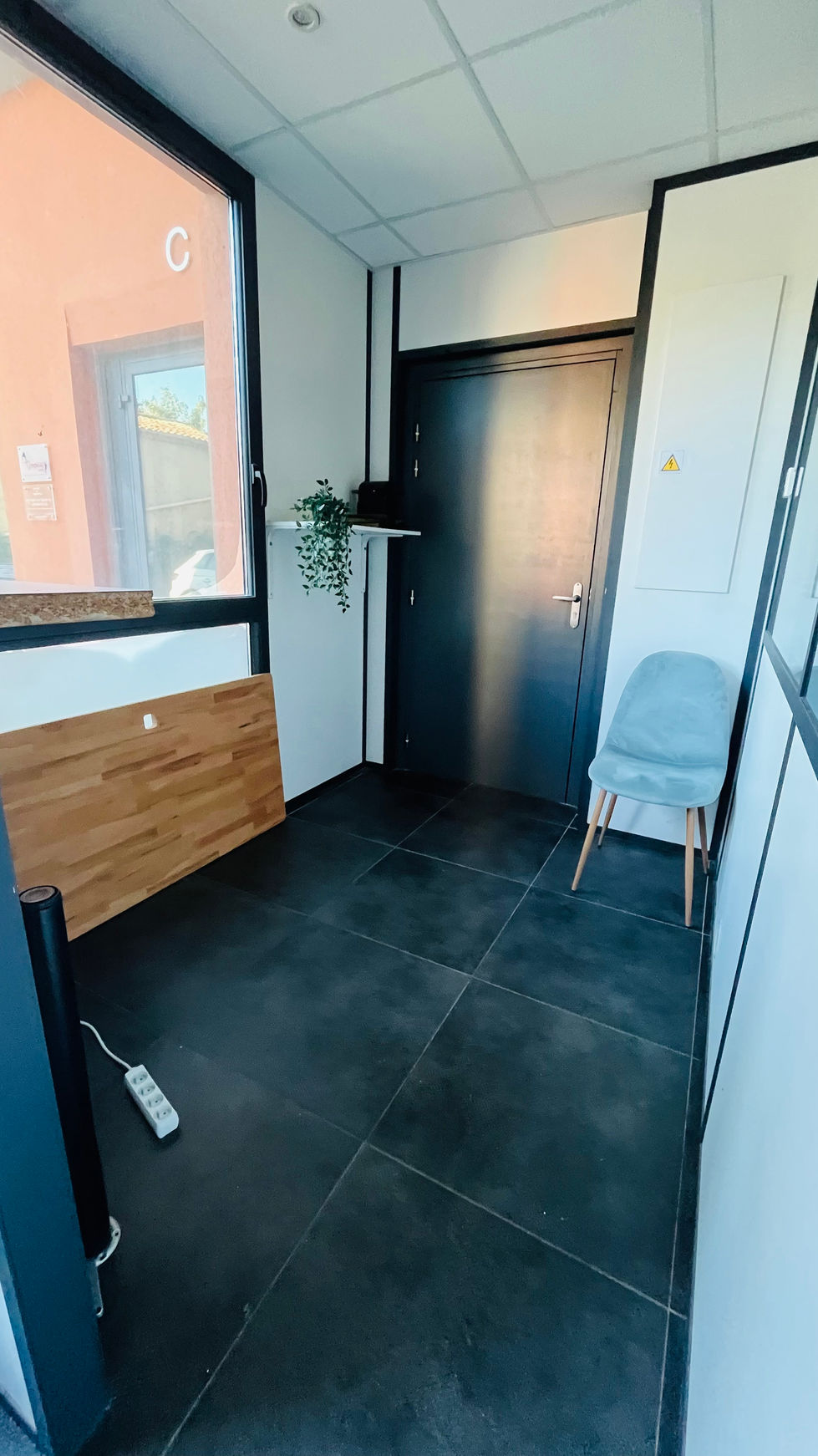 Zone d’accueil organisée, rangements structurés et poste de travail ergonomique, offrant une meilleure productivité et une ambiance plus soignée.