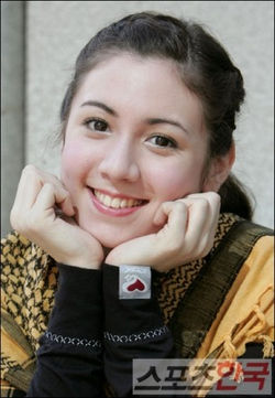 Abigail Alderete como Chris