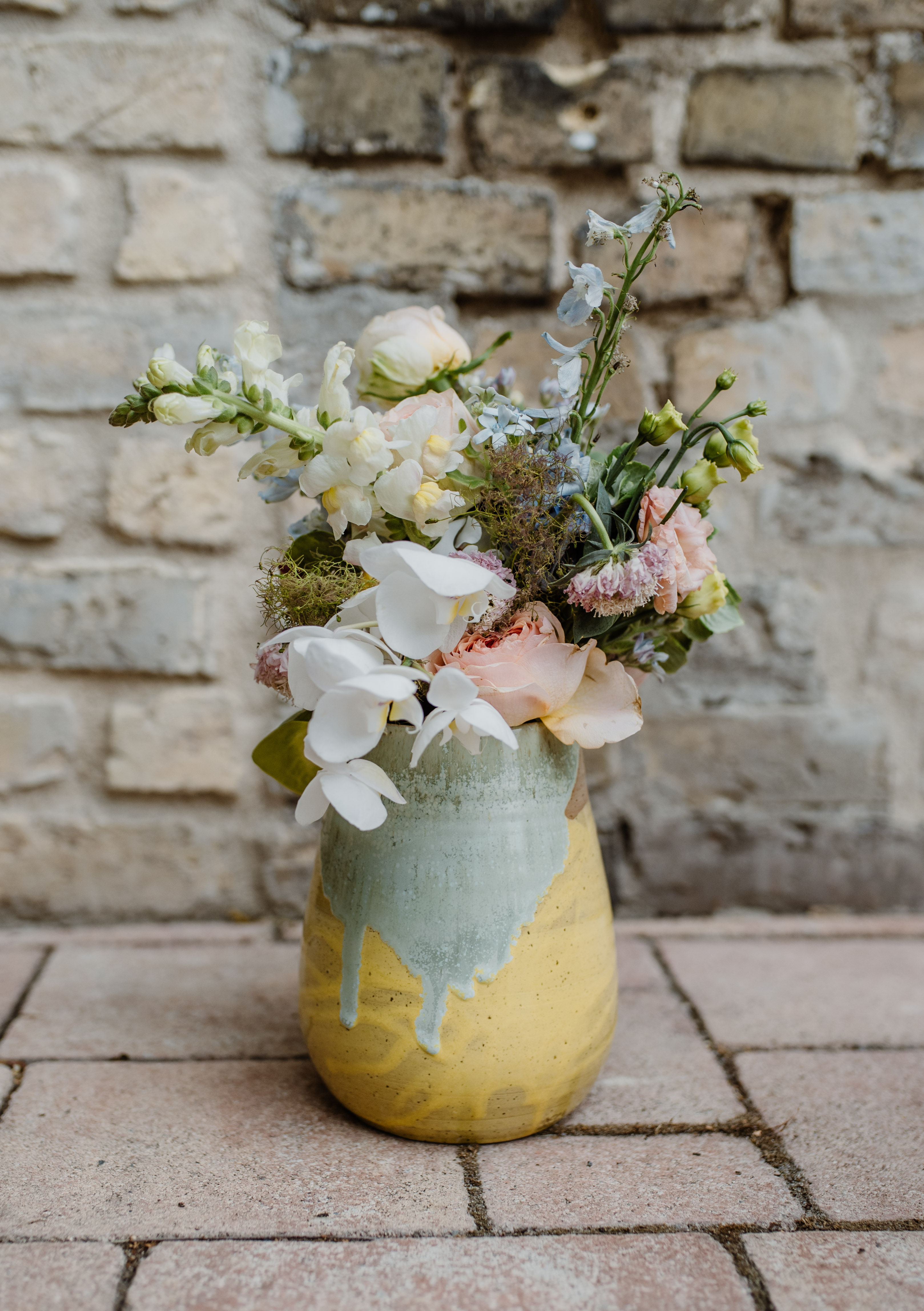 Handgemachte gelbe Keramikvase, umhüllt von minzblauer tropfender Farbe