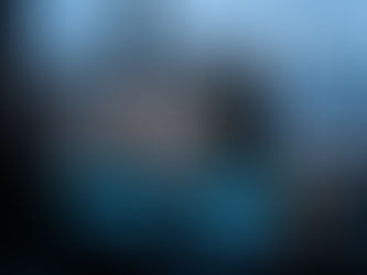 香港專業後製工作室內，資深剪輯師正在分析活動影片拍攝常見錯誤，螢幕顯示 ISO 雜訊、失焦及音訊過載的警告標記。