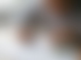 影片製作公司報價常見陷阱審視 — 企業財務人員在辦公室內用放大鏡審視製作公司報價單的細項條款