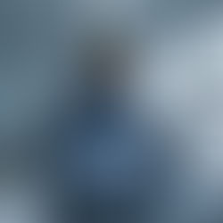 AI影片資料私隱 — 企業資訊科技部同事在辦公室檢視AI影片平台的數據處理協議