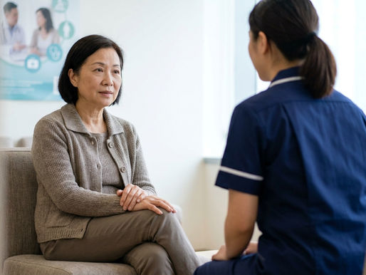 長者女士在診所候診區與護士交談,準備接受骨盆健康評估