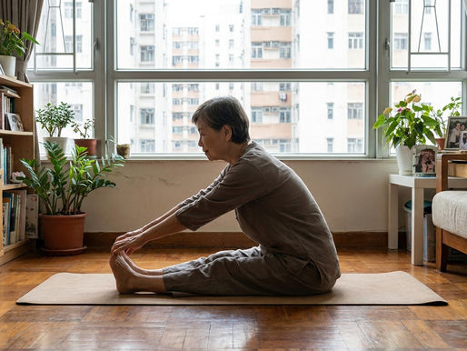 長者在家中安靜地做簡單伸展運動