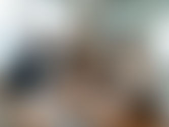 香港影片製作劇本策劃會議場景，四位香港專業團隊成員於高端辦公室內檢視劇本、筆記及畫面規劃，展示影片製作由劇本開始的前期策劃過程