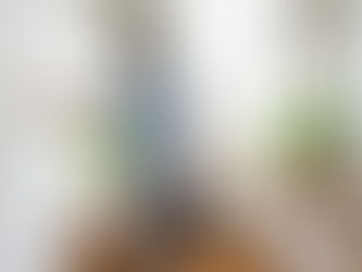中老年伸展運動 香港 — 中老年女士在家中進行站立伸展拉筋