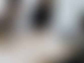 香港企業影片拍攝準備會議現場，團隊正檢視分鏡圖、拍攝時間表及製作計劃，展示企業影片前期規劃過程