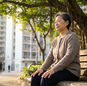 中老年心理健康 香港 — 中老年女士在香港公園清晨靜坐練習靜觀冥想