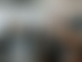 香港影片製作公司與自由拍攝團隊對比畫面，一邊為專業製作團隊於辦公室進行分鏡及拍攝規劃，另一邊為自由攝影師獨立進行剪接與拍攝設備操作，展示兩種影片製作模式的差異