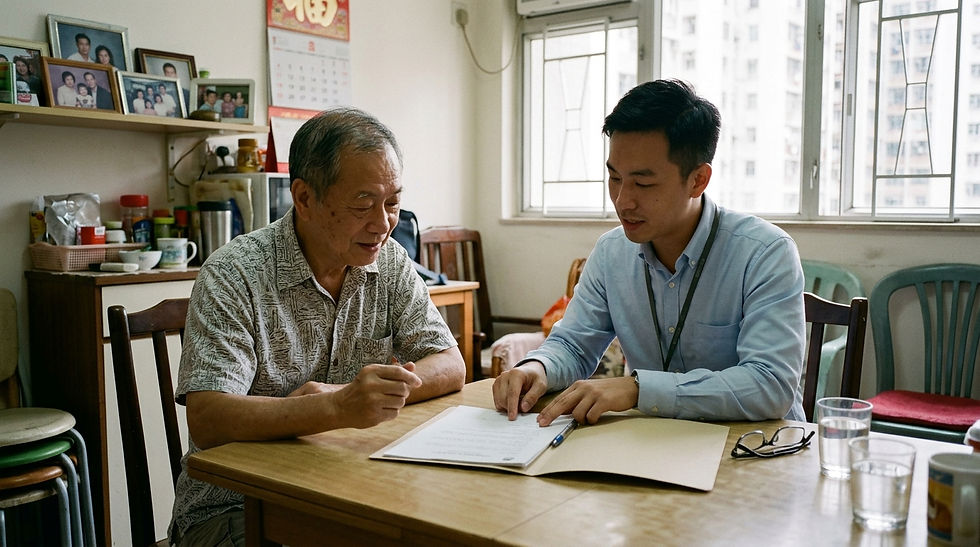 長者業主在家中與地產代理模樣的訪客商討出租單位事宜