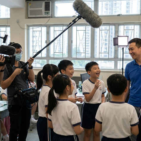 香港教育機構影片製作 — 攝影團隊在學校課堂拍攝師生真實互動場景