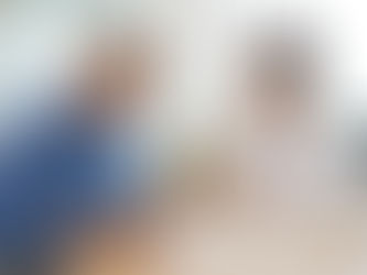 醫生在診所見證長者簽署預設醫療指示