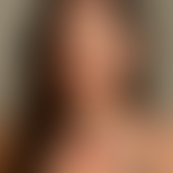 年輕女性在影片中開口說話,畫面下方顯示「LIP-SYNCING AI」提示,象徵 AI 自動對口型同步技術,讓影片角色口型與聲音自然契合。