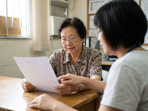 生命晚期照護與哀傷支援 哀傷輔導資源 香港 — 長者在社工陪同下填寫求助表格