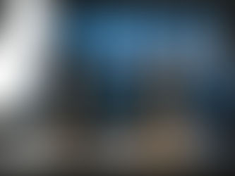 Cuson Imagity 於香港維多利亞港背景下的專業工作室，展示大型柔光箱與精準聚光燈對同一對象產生的視覺差異，突顯影片拍攝中光線的重要性。