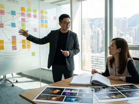 影片製作公司 創意總監正在將企業想法整理成結構化劇本藍圖。