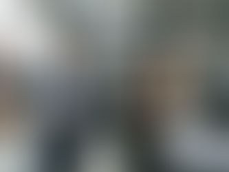 廣告公司團隊在香港辦公室內與客戶探討品牌策略與影像創意故事大綱。