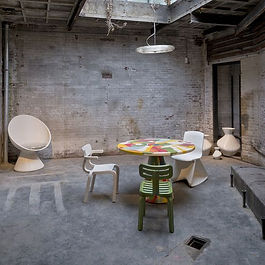 Maison et Objet 2023 à dévoiler des designers certes divers et variés, mais tous réunis autour de l’utilisation de cette technologie de l’impression 3D qu’ils envisagent de façon éco-responsable mettant en avant une décoration d'intérieur redéfini par ces concepteurs visionnaires. Dans ce contexte, partons pour un petit tour d’horizon de ces designers 3D qui bouleversent les lignes en faisant du beau, tout en incarnant une créativité éco-responsable. Dirk van der Kooij : Repenser le Mobilier avec l'Impression 3D
Dirk van der Kooij, un designer néerlandais, a révolutionné le monde du mobilier en utilisant l'impression 3D pour créer des pièces en plastique recyclé. Son Endless Flow Rocking Chair est un exemple éloquent de la flexibilité et de la personnalisation offertes par cette technologie. La "Chaise Chubby" et la "Table Melting Pot" font également partie de ses créations emblématiques. La "Chaise Chubby" se distingue par son élégance et son ergonomie, tandis que la "Table Melting Pot" se caractérise par son utilisation ingénieuse de différents plastiques recyclés pour une esthétique unique. Au-delà de ces pièces, Dirk van der Kooij continue d'innover dans le domaine du mobilier et de la décoration en impression 3D, tout en restant fidèle à son engagement envers la durabilité et la réduction des déchets. Son travail incarne la fusion réussie entre technologie, design et responsabilité environnementale, redéfinissant ainsi la manière dont nous pouvons concevoir le mobilier et la décoration d'intérieur.
ARGOT Studio : Fusion de la Technologie et du Naturel Eimear RYAN-RATEAU est une designer renommée qui se distingue par sa fusion innovante de la technologie et de la naturalité dans ses créations en impression 3D. Son studio, ARGOT Studio, est à l'avant-garde de la création de pièces uniques qui allient élégance et réduction de l'impact environnemental. Son travail repose sur l'utilisation de l'impression 3D et de matériaux bio-sourcés, marquant ainsi un engagement fort en faveur de la durabilité. Ses créations témoignent de l'équilibre délicat entre l'innovation technologique et le respect de la nature, offrant des designs intérieurs uniques qui font écho à la beauté organique du monde naturel. Eimear RYAN-RATEAU s'efforce de démontrer que la technologie peut être mise au service de la durabilité sans compromettre l'esthétique. Ses pièces d'intérieur écologiques, notamment des luminaires et du mobilier, incarnent cette philosophie en alliant style et responsabilité environnementale.
Lucas ZITO LOUISOR : Créateur d'Éléments d'Intérieur Écologiques
Lucas ZITO LOUISOR est un designer d'intérieur axé sur la durabilité qui se distingue par son utilisation de l'impression 3D et de matériaux bio-sourcés pour créer des éléments d'intérieur, des grandes aux petites créations comme les "Buoy Lights". Sa démarche artistique consiste à combiner une esthétique élégante avec une responsabilité environnementale. Parmi ses créations, les "Buoy Lights" représentent un exemple remarquable. Ces luminaires, inspirés par les bouées marines, sont conçus en utilisant l'impression 3D et des matériaux respectueux de l'environnement. Ils incarnent parfaitement l'équilibre entre innovation technologique et engagement pour la planète. Lucas ZITO LOUISOR prouve ainsi que le design peut être à la fois esthétique et écologique, et que même les petites créations peuvent avoir un grand impact en matière de durabilité dans le design d'intérieur.
UAU project : Vers un Futur Durable et Personnalisé
Le collectif UAU project se distingue par son approche novatrice de l'impression 3D, qui fusionne la technologie et la nature pour créer des pièces uniques et durables. Parmi leurs créations notables figurent les "Vases à Champignon Magiques," ainsi que les vases "L 01," "S 06," et "S 09," qui incarnent leur esthétique distinctive. Les "Vases à Champignon Magiques" illustrent l'engagement du collectif envers la personnalisation et la durabilité. Leurs vases L et S, comme "L 01," "S 06," et "S 09," mettent en évidence la créativité infinie offerte par l'impression 3D, tout en utilisant des matériaux bio-sourcés pour minimiser l'impact environnemental. En combinant la personnalisation, l'innovation technologique et une sensibilité à l'environnement, UAU project se positionne comme un leader dans la création de pièces design uniques et éco-responsables.
L'Impression 3D et la Durabilité : Une Nouvelle Ère du Design
L'impression 3D offre de nombreux avantages en matière de durabilité, notamment la réduction des déchets et une utilisation plus responsable des ressources. Les designers mentionnés ci-dessus repoussent les limites de cette technologie pour créer des objets qui sont à la fois esthétiques et respectueux de la planète. Leur travail révolutionne la manière dont nous pouvons concevoir et percevoir le mobilier et la décoration, en mettant en avant l'importance de la créativité et de la durabilité dans le design contemporain. Ils créer un chemin vers un avenir où la créativité et la responsabilité environnementale convergent pour façonner un monde plus durable.
En mettant en lumière le travail de ces designers, nous espérons montrer que l'impression 3D et les matériaux bio-sourcés ouvrent la voie à un avenir où le design intérieur est à la fois esthétique et respectueux de la planète. Ces créateurs sont à l'avant-garde de cette révolution, prouvant que la technologie peut servir la durabilité sans compromettre le style et l'utilité. L'innovation technologique et la sensibilisation à l'environnement sont les piliers de cette nouvelle ère du design durable, et nous avons hâte de voir comment cette tendance évoluera pour façonner un monde plus respectueux de la planète. #maisonetobjet #dirkvanderkooij #argot_studio #lucaszitolouisor #uauproject #impression3D