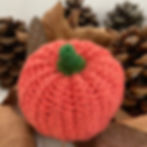 Citrouille orange crochetée main dans un décor d'automne