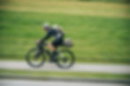 Radfahrer mit Bikepacking-Ausrüstung auf einer Landstraße