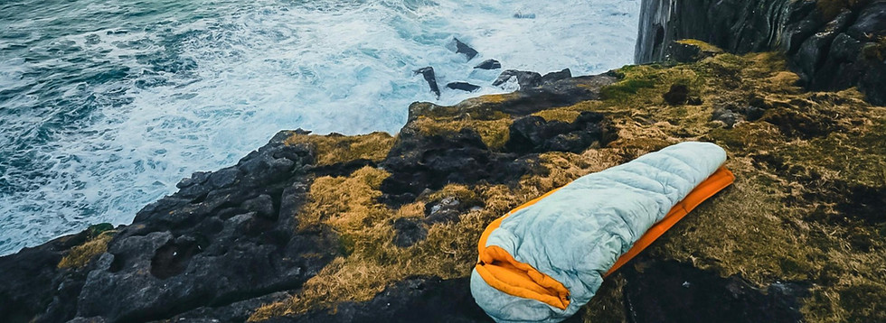 Schlafsack an einer Steilküste für Bikepacker und Abenteurer