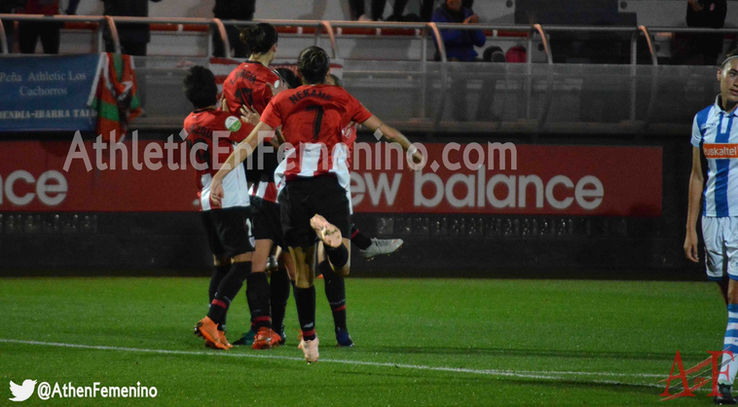 El Athletic remonta el derbi vasco con doblete de Lucía García y suma su primera victoria