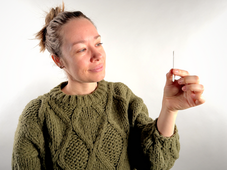 Sanfte Ohrmassage zur Aktivierung des Vagusnervs im Bereich der Ohrmuschel