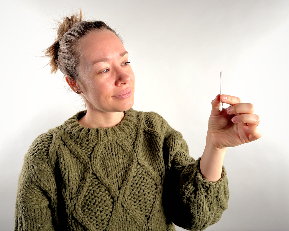 Sanfte Ohrmassage zur Aktivierung des Vagusnervs im Bereich der Ohrmuschel